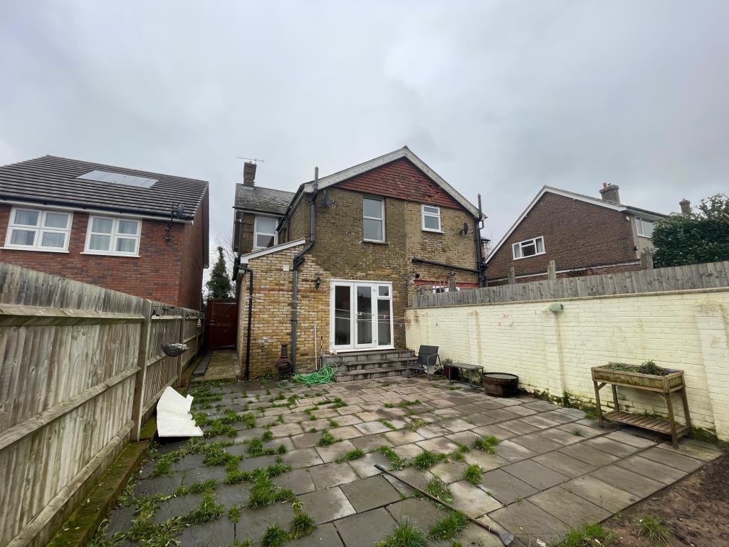 Lot: 3 - THREE-BEDROOM HOUSE IN POPULAR LOCATION - Rear elevation of the house taken from the back garden